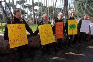 Roma protesta giardini villa massimo